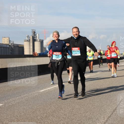 03.10.2025 - Köhlbrandbrückenlauf Lena Gebhardt http://msf.ph/oto/9079287 03.10.2025 10:03:25 Position 2 2300, 2298 meine-sportfotos.de