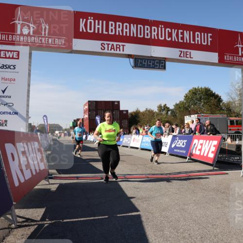 03.10.2025 - Köhlbrandbrückenlauf Lena Gebhardt http://msf.ph/oto/9079305 03.10.2025 13:44:52 Ziel 5932, 6542, 6546 meine-sportfotos.de