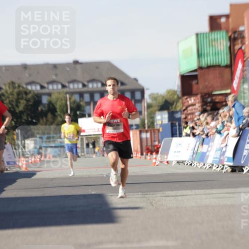03.10.2025 - Köhlbrandbrückenlauf Jannik Wohlers http://msf.ph/oto/9079319 03.10.2025 12:49:40 Ziel 5687, 5688, 6482 meine-sportfotos.de