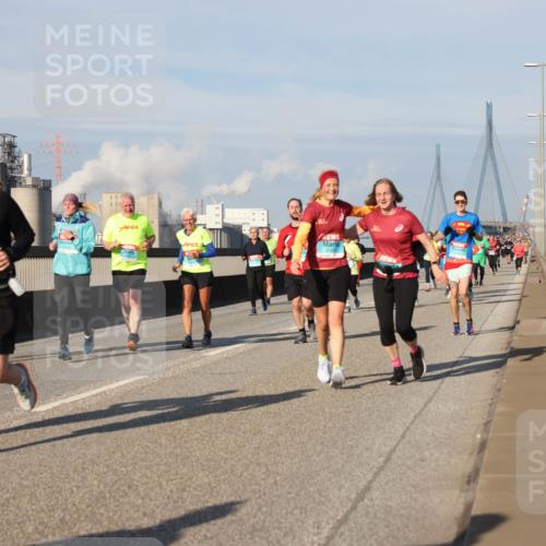 03.10.2025 - Köhlbrandbrückenlauf Lena Gebhardt http://msf.ph/oto/9079332 03.10.2025 10:03:27 Position 2 2071 meine-sportfotos.de