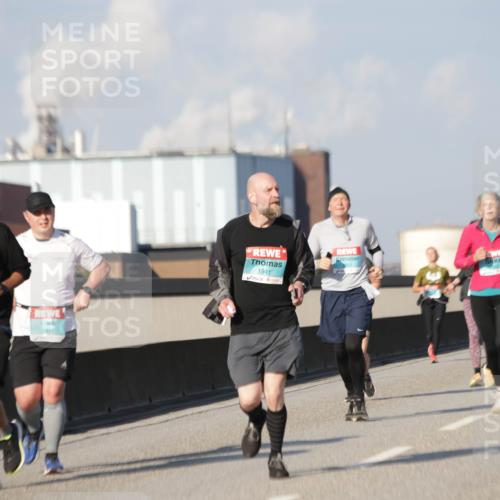 03.10.2025 - Köhlbrandbrückenlauf Jannik Wohlers http://msf.ph/oto/9079336 03.10.2025 10:01:24 Position 3 2168, 1941, 1121 meine-sportfotos.de