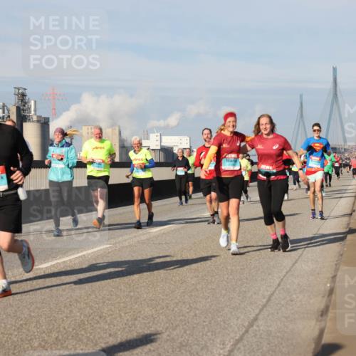 03.10.2025 - Köhlbrandbrückenlauf Lena Gebhardt http://msf.ph/oto/9079338 03.10.2025 10:03:27 Position 2 2071 meine-sportfotos.de