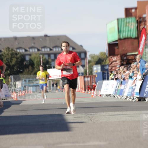 03.10.2025 - Köhlbrandbrückenlauf Jannik Wohlers http://msf.ph/oto/9079343 03.10.2025 12:49:40 Ziel 5687, 5688, 6482 meine-sportfotos.de