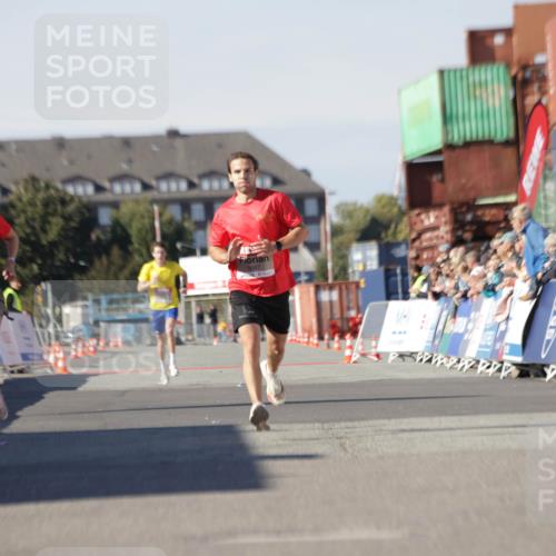 03.10.2025 - Köhlbrandbrückenlauf Jannik Wohlers http://msf.ph/oto/9079354 03.10.2025 12:49:40 Ziel 5687, 5688, 6482 meine-sportfotos.de