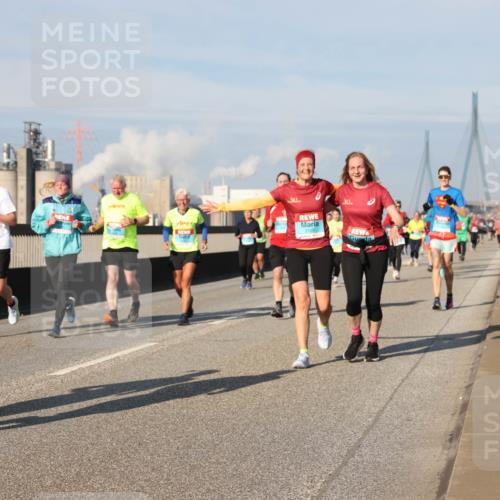 03.10.2025 - Köhlbrandbrückenlauf Lena Gebhardt http://msf.ph/oto/9079360 03.10.2025 10:03:27 Position 2 2071 meine-sportfotos.de