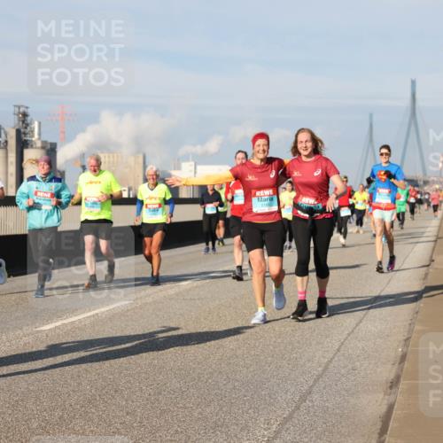 03.10.2025 - Köhlbrandbrückenlauf Lena Gebhardt http://msf.ph/oto/9079363 03.10.2025 10:03:27 Position 2 2071 meine-sportfotos.de