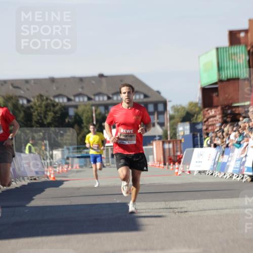 03.10.2025 - Köhlbrandbrückenlauf Jannik Wohlers http://msf.ph/oto/9079367 03.10.2025 12:49:41 Ziel 5687, 5688, 6482 meine-sportfotos.de