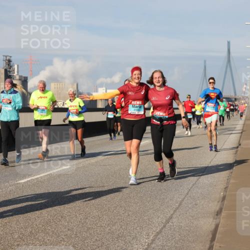 03.10.2025 - Köhlbrandbrückenlauf Lena Gebhardt http://msf.ph/oto/9079372 03.10.2025 10:03:27 Position 2 2169 meine-sportfotos.de