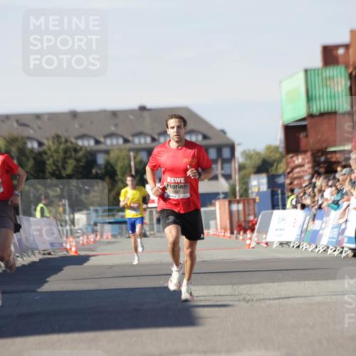 03.10.2025 - Köhlbrandbrückenlauf Jannik Wohlers http://msf.ph/oto/9079376 03.10.2025 12:49:41 Ziel 5687, 5688, 6482 meine-sportfotos.de