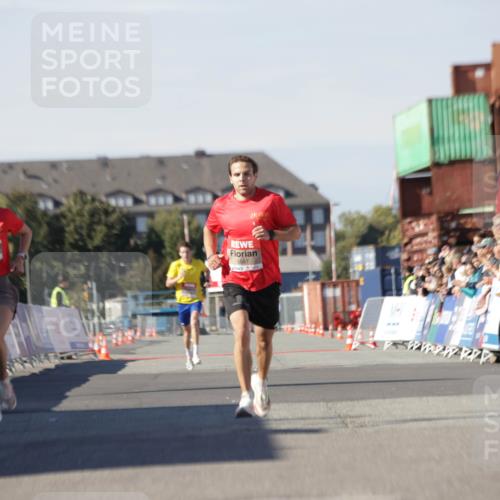 03.10.2025 - Köhlbrandbrückenlauf Jannik Wohlers http://msf.ph/oto/9079387 03.10.2025 12:49:41 Ziel 5687, 5688, 6482 meine-sportfotos.de