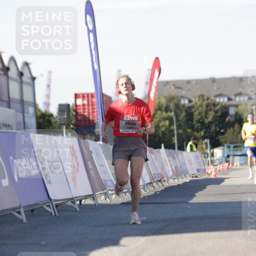03.10.2025 - Köhlbrandbrückenlauf Jannik Wohlers http://msf.ph/oto/9079398 03.10.2025 12:49:42 Ziel 5687, 5688, 6482 meine-sportfotos.de