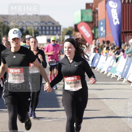 03.10.2025 - Köhlbrandbrückenlauf Jannik Wohlers http://msf.ph/oto/9079400 03.10.2025 13:17:42 Ziel 4012, 4410, 4645, 4679, 4746, 5168, 5339, 5685, 5731, 5732, 5906, 5909, 5917, 6331, 6388, 6485, 6704, 6710 meine-sportfotos.de