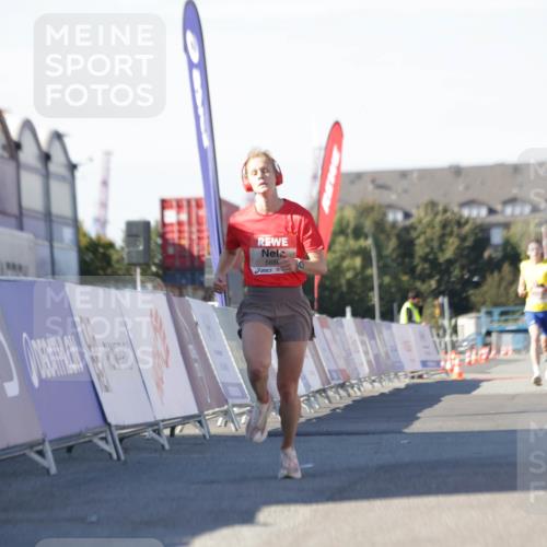03.10.2025 - Köhlbrandbrückenlauf Jannik Wohlers http://msf.ph/oto/9079409 03.10.2025 12:49:42 Ziel 5687, 5688, 6482 meine-sportfotos.de