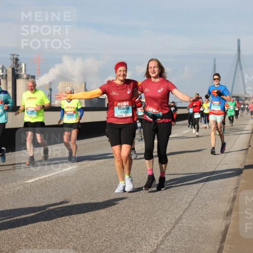 03.10.2025 - Köhlbrandbrückenlauf Lena Gebhardt http://msf.ph/oto/9079411 03.10.2025 10:03:28 Position 2 2169, 3520 meine-sportfotos.de