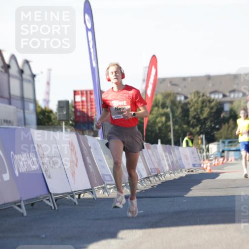 03.10.2025 - Köhlbrandbrückenlauf Jannik Wohlers http://msf.ph/oto/9079423 03.10.2025 12:49:42 Ziel 5687, 5688, 6482 meine-sportfotos.de