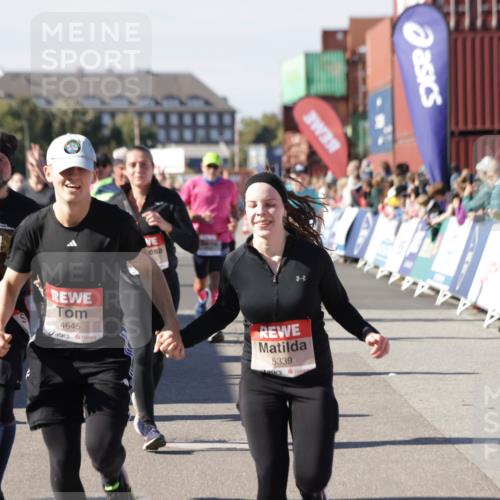 03.10.2025 - Köhlbrandbrückenlauf Jannik Wohlers http://msf.ph/oto/9079426 03.10.2025 13:17:43 Ziel 4012, 4410, 4645, 4679, 4829, 5168, 5339, 5685, 5731, 5732, 5906, 5909, 5917, 6331, 6388, 6485, 6704 meine-sportfotos.de