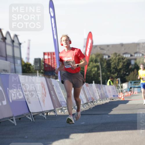03.10.2025 - Köhlbrandbrückenlauf Jannik Wohlers http://msf.ph/oto/9079431 03.10.2025 12:49:42 Ziel 5687, 5688, 6482 meine-sportfotos.de