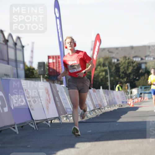 03.10.2025 - Köhlbrandbrückenlauf Jannik Wohlers http://msf.ph/oto/9079444 03.10.2025 12:49:42 Ziel 5687, 5688, 6482 meine-sportfotos.de