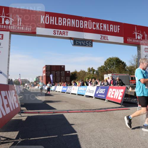 03.10.2025 - Köhlbrandbrückenlauf Lena Gebhardt http://msf.ph/oto/9079446 03.10.2025 13:44:57 Ziel 5932, 6527, 6528, 6542, 6546 meine-sportfotos.de