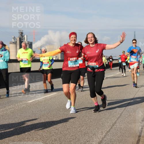 03.10.2025 - Köhlbrandbrückenlauf Lena Gebhardt http://msf.ph/oto/9079454 03.10.2025 10:03:28 Position 2 3519, 2169 meine-sportfotos.de