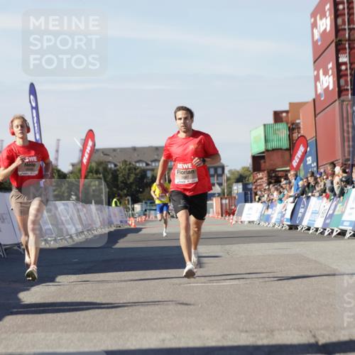 03.10.2025 - Köhlbrandbrückenlauf Jannik Wohlers http://msf.ph/oto/9079462 03.10.2025 12:49:43 Ziel 5687, 5688, 6253, 6482 meine-sportfotos.de