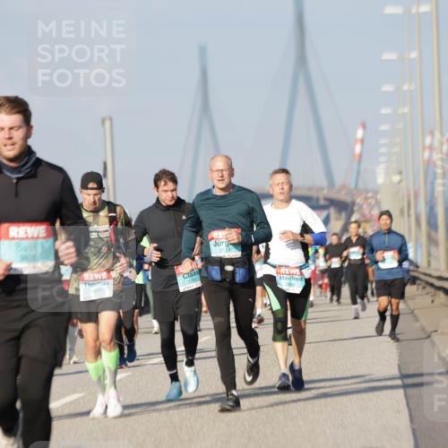 03.10.2025 - Köhlbrandbrückenlauf Jannik Wohlers http://msf.ph/oto/9079463 03.10.2025 10:01:30 Position 3 3828, 2413, 1760, 2113, 2404 meine-sportfotos.de