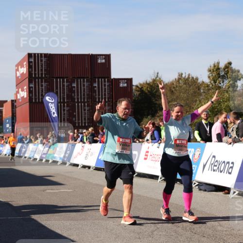 03.10.2025 - Köhlbrandbrückenlauf Lena Gebhardt http://msf.ph/oto/9079465 03.10.2025 13:45:01 Ziel 5932, 6527, 6528, 6542, 6546 meine-sportfotos.de