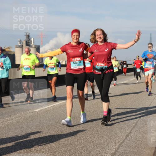 03.10.2025 - Köhlbrandbrückenlauf Lena Gebhardt http://msf.ph/oto/9079479 03.10.2025 10:03:28 Position 2 2169 meine-sportfotos.de
