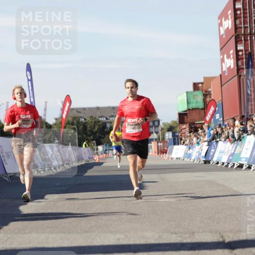 03.10.2025 - Köhlbrandbrückenlauf Jannik Wohlers http://msf.ph/oto/9079480 03.10.2025 12:49:43 Ziel 5687, 5688, 6253, 6482 meine-sportfotos.de