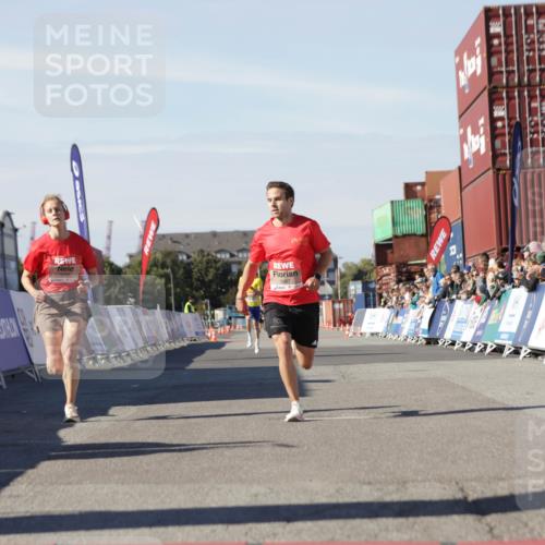 03.10.2025 - Köhlbrandbrückenlauf Jannik Wohlers http://msf.ph/oto/9079491 03.10.2025 12:49:43 Ziel 5687, 5688, 6253, 6482 meine-sportfotos.de