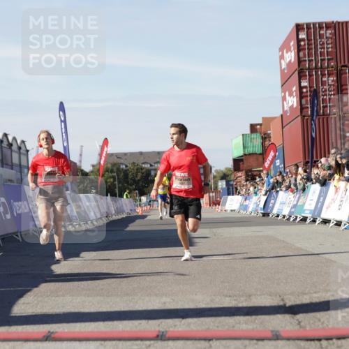 03.10.2025 - Köhlbrandbrückenlauf Jannik Wohlers http://msf.ph/oto/9079510 03.10.2025 12:49:44 Ziel 5687, 5688, 6253, 6482 meine-sportfotos.de