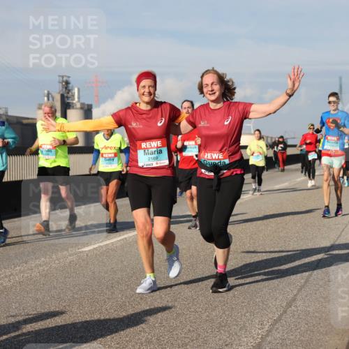 03.10.2025 - Köhlbrandbrückenlauf Lena Gebhardt http://msf.ph/oto/9079513 03.10.2025 10:03:29 Position 2 3519, 2169, 1709 meine-sportfotos.de