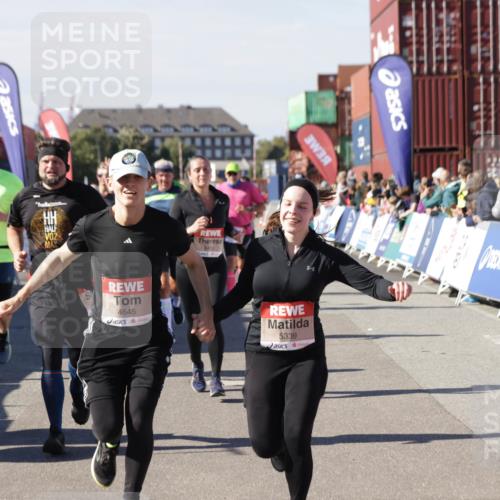 03.10.2025 - Köhlbrandbrückenlauf Jannik Wohlers http://msf.ph/oto/9079516 03.10.2025 13:17:43 Ziel 4012, 4410, 4645, 4679, 4829, 5168, 5339, 5685, 5731, 5732, 5906, 5909, 5917, 6331, 6388, 6485, 6704 meine-sportfotos.de