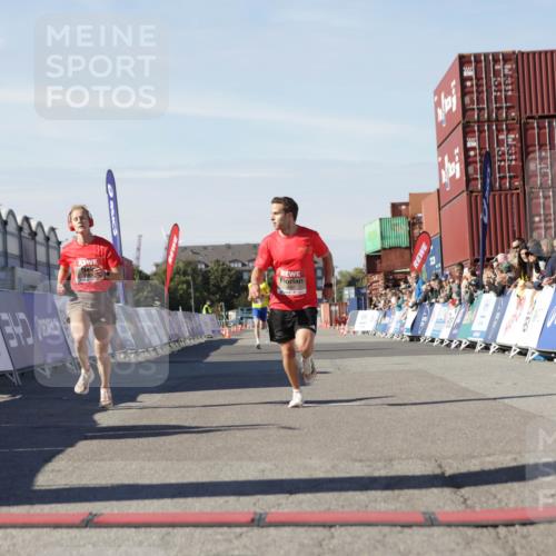 03.10.2025 - Köhlbrandbrückenlauf Jannik Wohlers http://msf.ph/oto/9079525 03.10.2025 12:49:44 Ziel 5687, 5688, 6253, 6482 meine-sportfotos.de