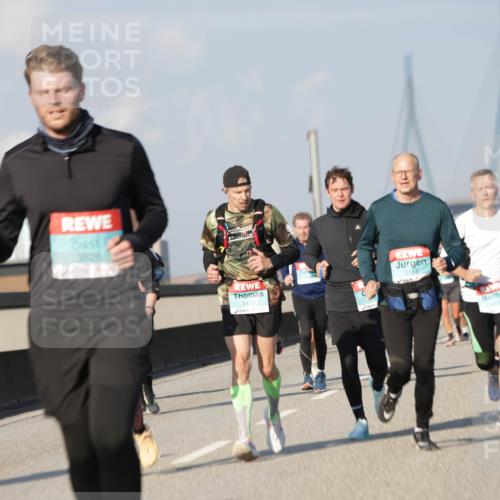 03.10.2025 - Köhlbrandbrückenlauf Jannik Wohlers http://msf.ph/oto/9079527 03.10.2025 10:01:31 Position 3 3826, 2413, 2113 meine-sportfotos.de
