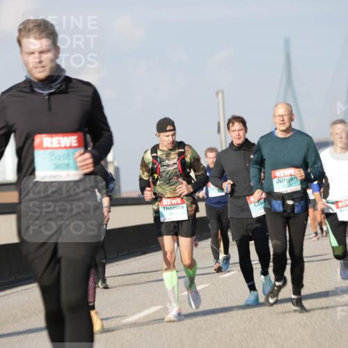 03.10.2025 - Köhlbrandbrückenlauf Jannik Wohlers http://msf.ph/oto/9079529 03.10.2025 10:01:31 Position 3 3828, 2413, 17, 2119 meine-sportfotos.de