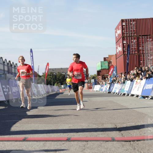 03.10.2025 - Köhlbrandbrückenlauf Jannik Wohlers http://msf.ph/oto/9079543 03.10.2025 12:49:44 Ziel 5687, 5688, 6253, 6482 meine-sportfotos.de