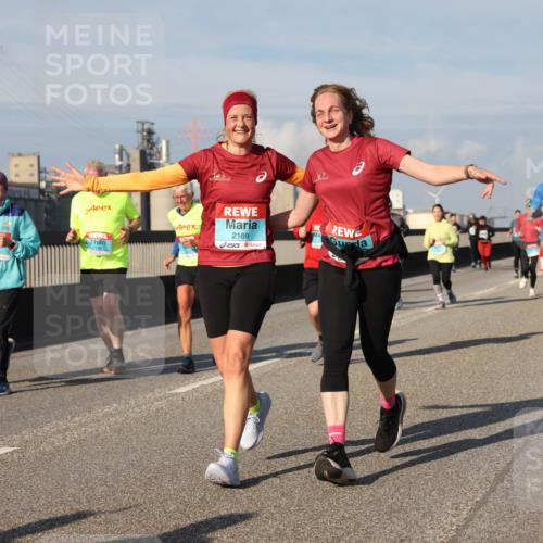 03.10.2025 - Köhlbrandbrückenlauf Lena Gebhardt http://msf.ph/oto/9079545 03.10.2025 10:03:29 Position 2 3519, 2169 meine-sportfotos.de