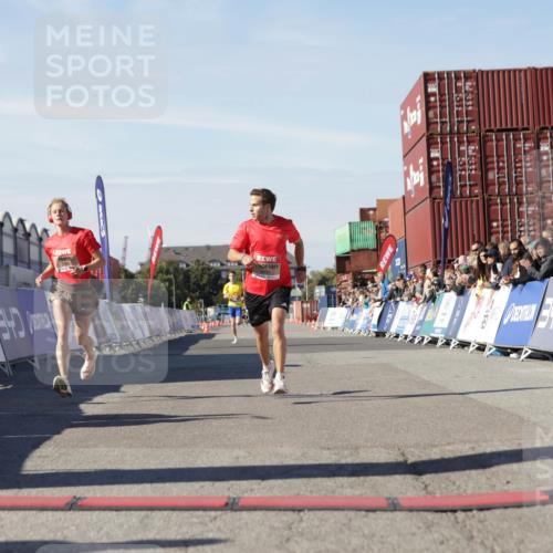 03.10.2025 - Köhlbrandbrückenlauf Jannik Wohlers http://msf.ph/oto/9079561 03.10.2025 12:49:44 Ziel 5687, 5688, 6253, 6482 meine-sportfotos.de