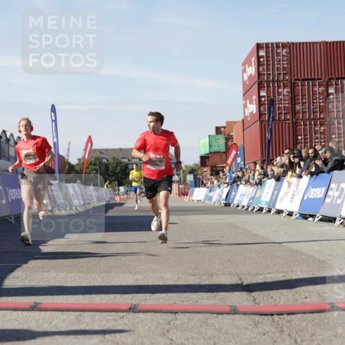 03.10.2025 - Köhlbrandbrückenlauf Jannik Wohlers http://msf.ph/oto/9079566 03.10.2025 12:49:44 Ziel 5687, 5688, 6253, 6482 meine-sportfotos.de