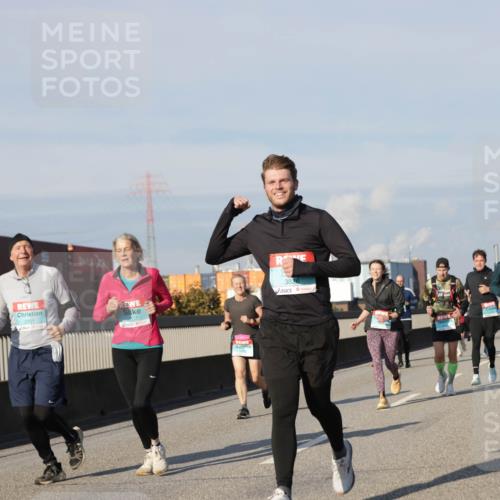 03.10.2025 - Köhlbrandbrückenlauf Jannik Wohlers http://msf.ph/oto/9079568 03.10.2025 10:01:32 Position 3 2851, 3826 meine-sportfotos.de