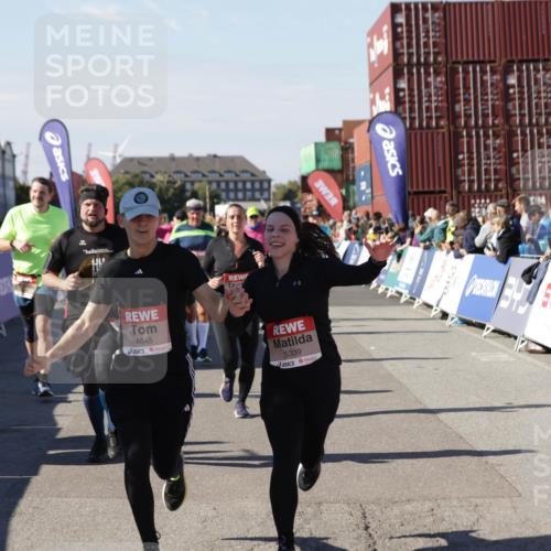 03.10.2025 - Köhlbrandbrückenlauf Jannik Wohlers http://msf.ph/oto/9079572 03.10.2025 13:17:43 Ziel 4012, 4410, 4645, 4679, 4829, 5168, 5339, 5685, 5731, 5732, 5906, 5909, 5917, 6331, 6388, 6485, 6704 meine-sportfotos.de