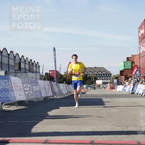 03.10.2025 - Köhlbrandbrückenlauf Jannik Wohlers http://msf.ph/oto/9079580 03.10.2025 12:49:48 Ziel 5687, 5688, 6253 meine-sportfotos.de