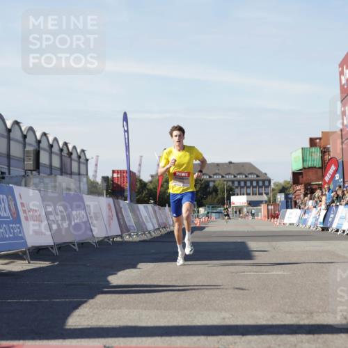 03.10.2025 - Köhlbrandbrückenlauf Jannik Wohlers http://msf.ph/oto/9079590 03.10.2025 12:49:48 Ziel 5687, 5688, 6253 meine-sportfotos.de