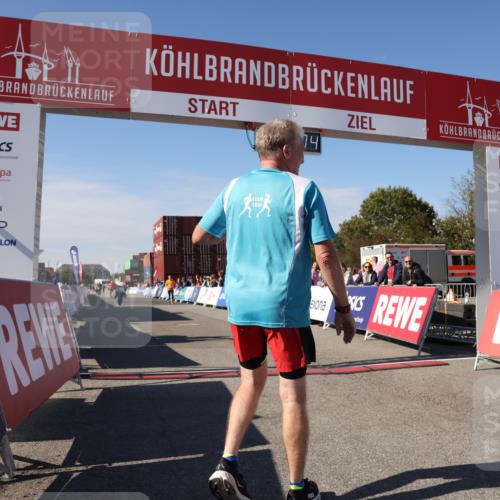 03.10.2025 - Köhlbrandbrückenlauf Lena Gebhardt http://msf.ph/oto/9079603 03.10.2025 13:45:05 Ziel 6527, 6528 meine-sportfotos.de