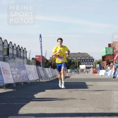 03.10.2025 - Köhlbrandbrückenlauf Jannik Wohlers http://msf.ph/oto/9079608 03.10.2025 12:49:49 Ziel 5687, 5688, 6253 meine-sportfotos.de