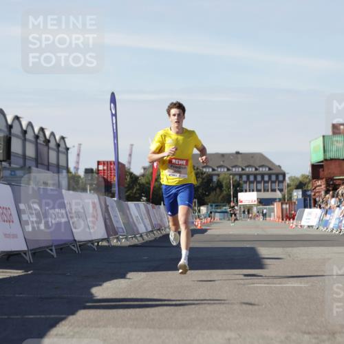 03.10.2025 - Köhlbrandbrückenlauf Jannik Wohlers http://msf.ph/oto/9079617 03.10.2025 12:49:49 Ziel 5687, 5688, 6253 meine-sportfotos.de