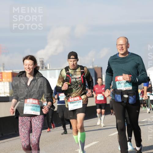 03.10.2025 - Köhlbrandbrückenlauf Jannik Wohlers http://msf.ph/oto/9079624 03.10.2025 10:01:34 Position 3 2113, 1834, 2413, 2404 meine-sportfotos.de
