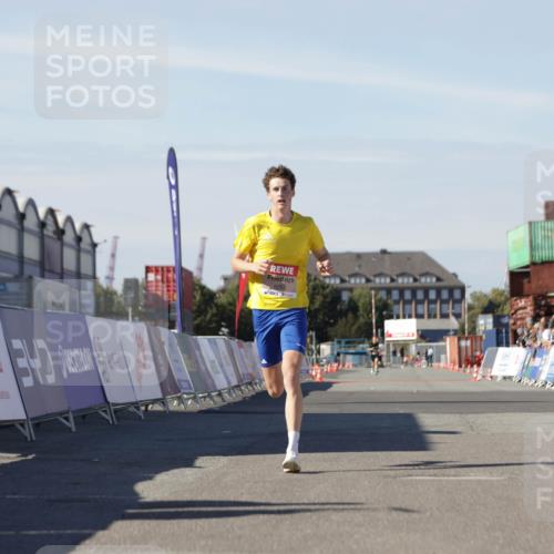 03.10.2025 - Köhlbrandbrückenlauf Jannik Wohlers http://msf.ph/oto/9079629 03.10.2025 12:49:49 Ziel 5687, 5688, 6253 meine-sportfotos.de
