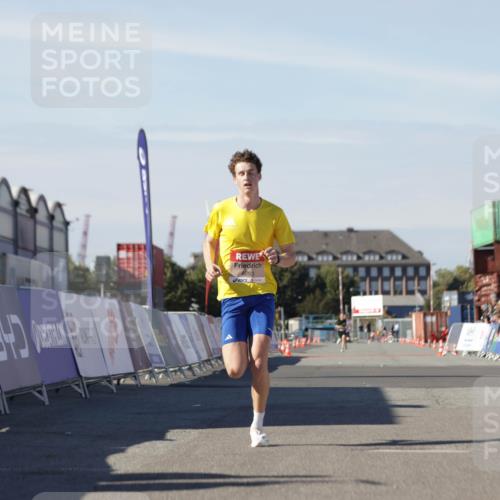 03.10.2025 - Köhlbrandbrückenlauf Jannik Wohlers http://msf.ph/oto/9079639 03.10.2025 12:49:49 Ziel 5687, 5688, 6253 meine-sportfotos.de